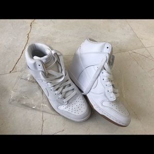 Wmns Dunk Sky Hi Essential 'White Gum”